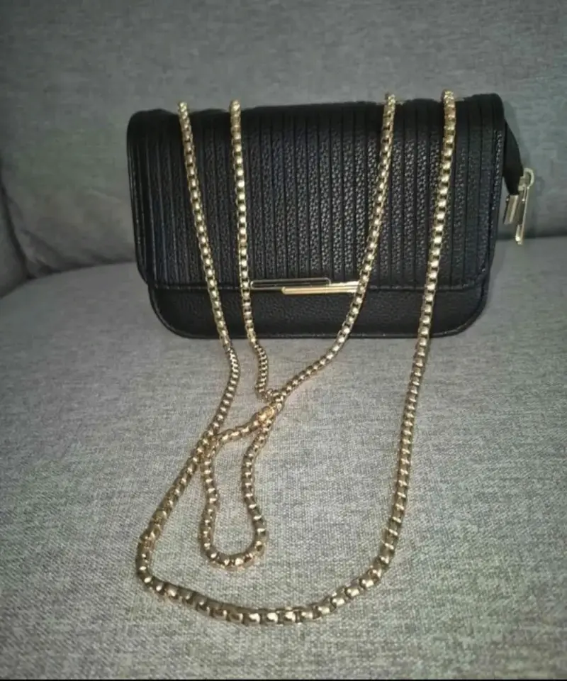 Cartera negra con cadena dorada elegante - 3