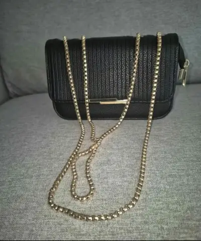 Cartera negra con cadena dorada elegante - miniatura 3