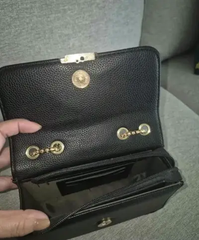 Cartera negra con cadena dorada elegante - miniatura 4