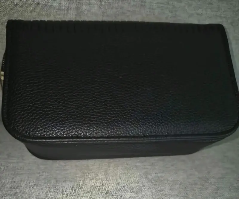 Cartera negra con cadena dorada elegante - 5