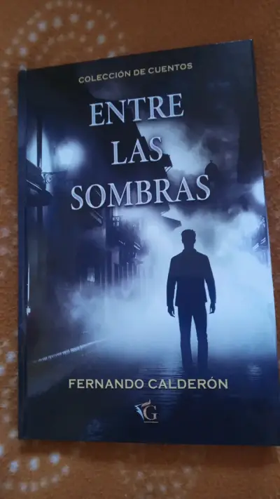 Libro 'Entre las Sombras' de Fernando Calderón - miniatura 1