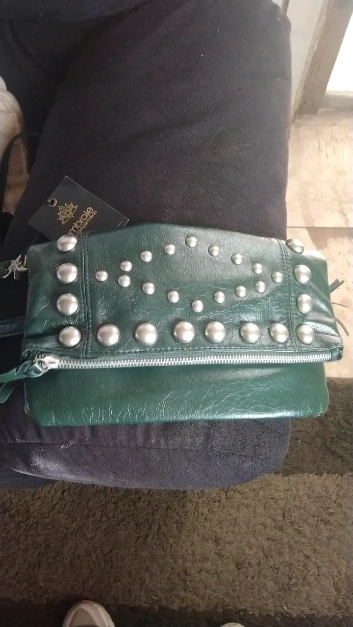 Cartera verde Umbrale con tachas metálicas - 2
