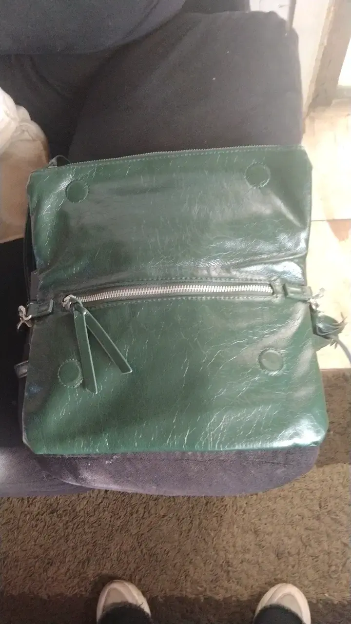 Cartera verde Umbrale con tachas metálicas - 3