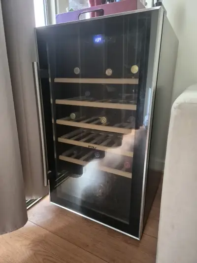 Refrigerador de vinos con control de temperatura - miniatura 1