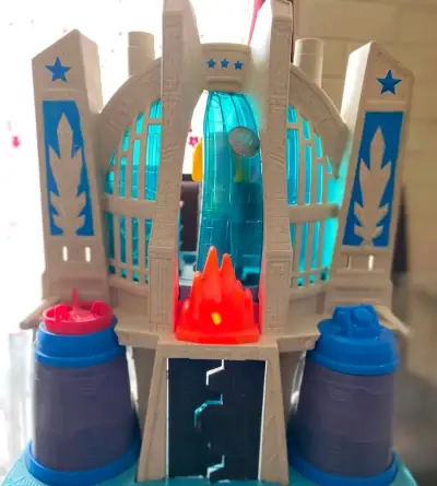 Fortaleza de Juguete con Figuras de Superhéroes - miniatura 1