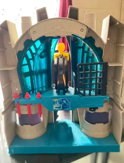 Fortaleza de Juguete con Figuras de Superhéroes - miniatura 2