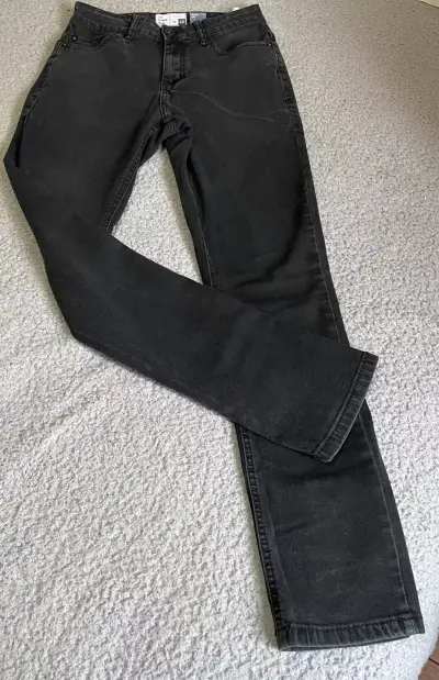 Jeans negros ajustados para hombre - miniatura 2