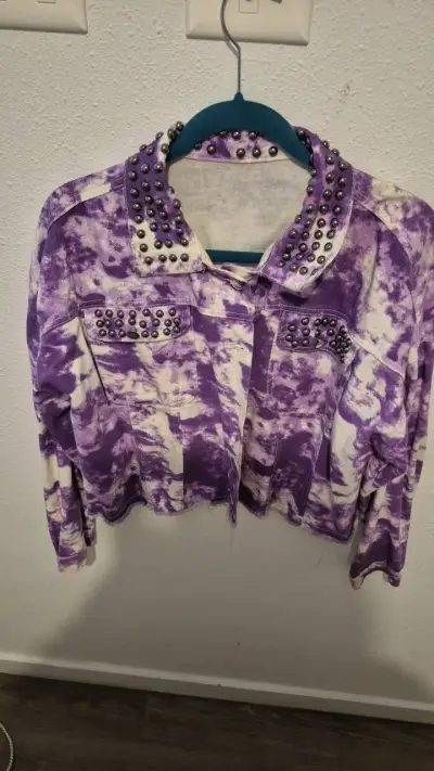 Chaqueta de mezclilla morada con tachuelas - miniatura 1
