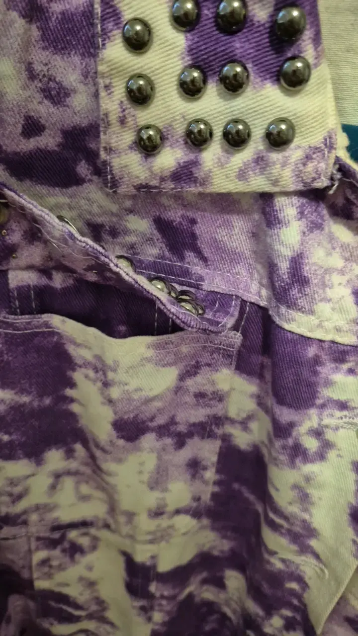 Chaqueta de mezclilla morada con tachuelas - 2