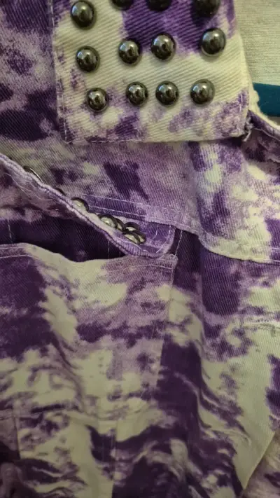 Chaqueta de mezclilla morada con tachuelas - miniatura 3