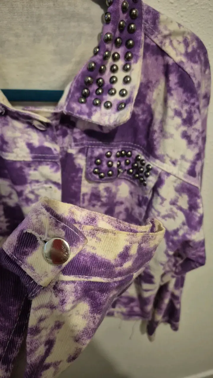 Chaqueta de mezclilla morada con tachuelas - 4