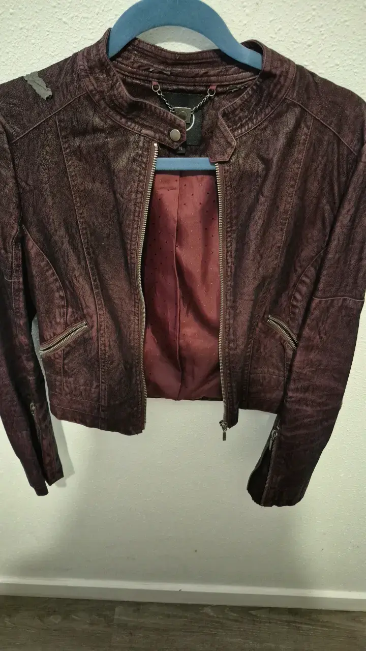 Chaqueta de cuero marrón con cierre metálico - 1