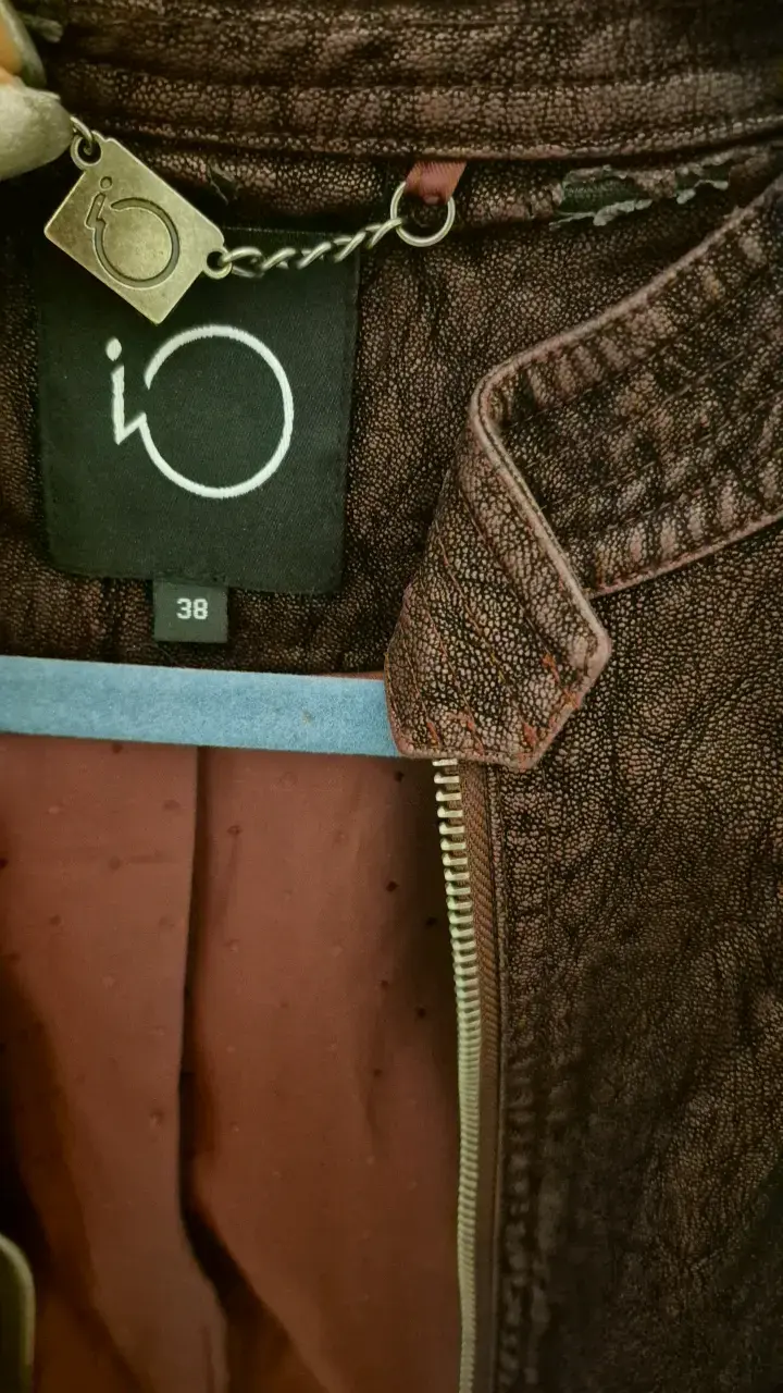 Chaqueta de cuero marrón con cierre metálico - 2