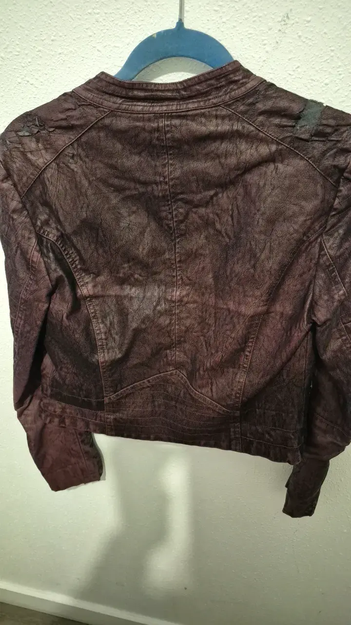 Chaqueta de cuero marrón con cierre metálico - 4