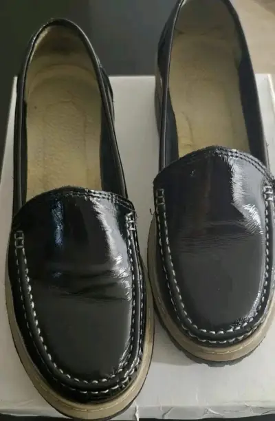 Zapatos de charol negro con suela gruesa - miniatura 1
