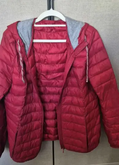 Chaqueta acolchada roja con capucha - miniatura 1