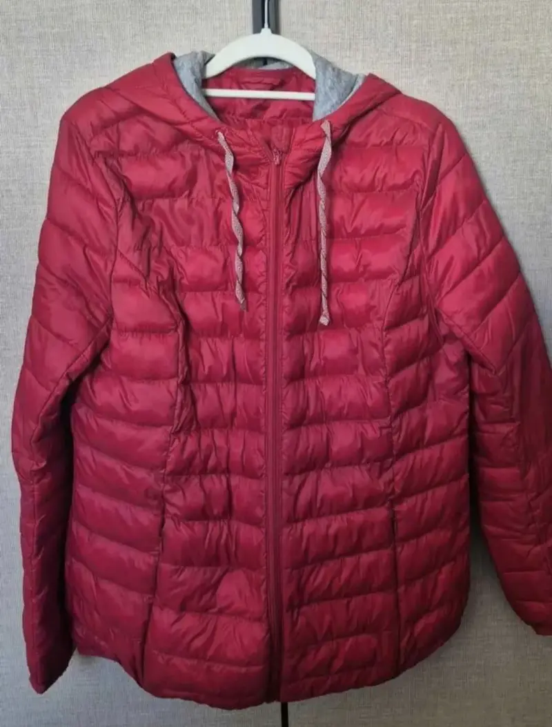 Chaqueta acolchada roja con capucha - 2