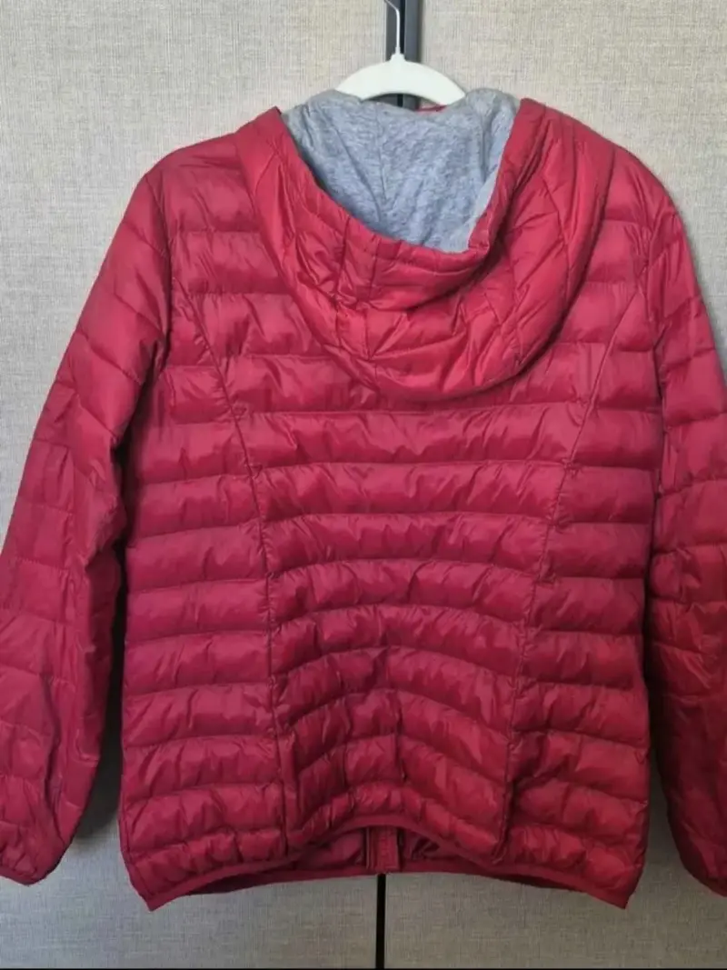 Chaqueta acolchada roja con capucha - 3