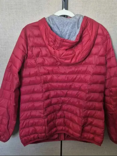 Chaqueta acolchada roja con capucha - miniatura 3