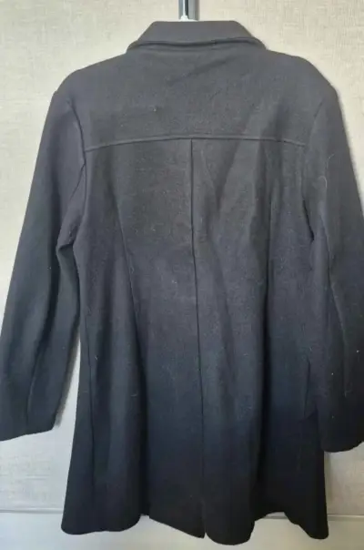 Abrigo negro con botones dorados para mujer - miniatura 2