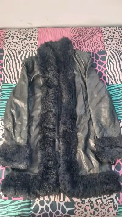 Abrigo de cuero negro con forro de piel :3 - miniatura 1