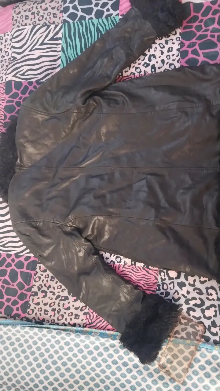 Abrigo de cuero negro con forro de piel :3 - 4