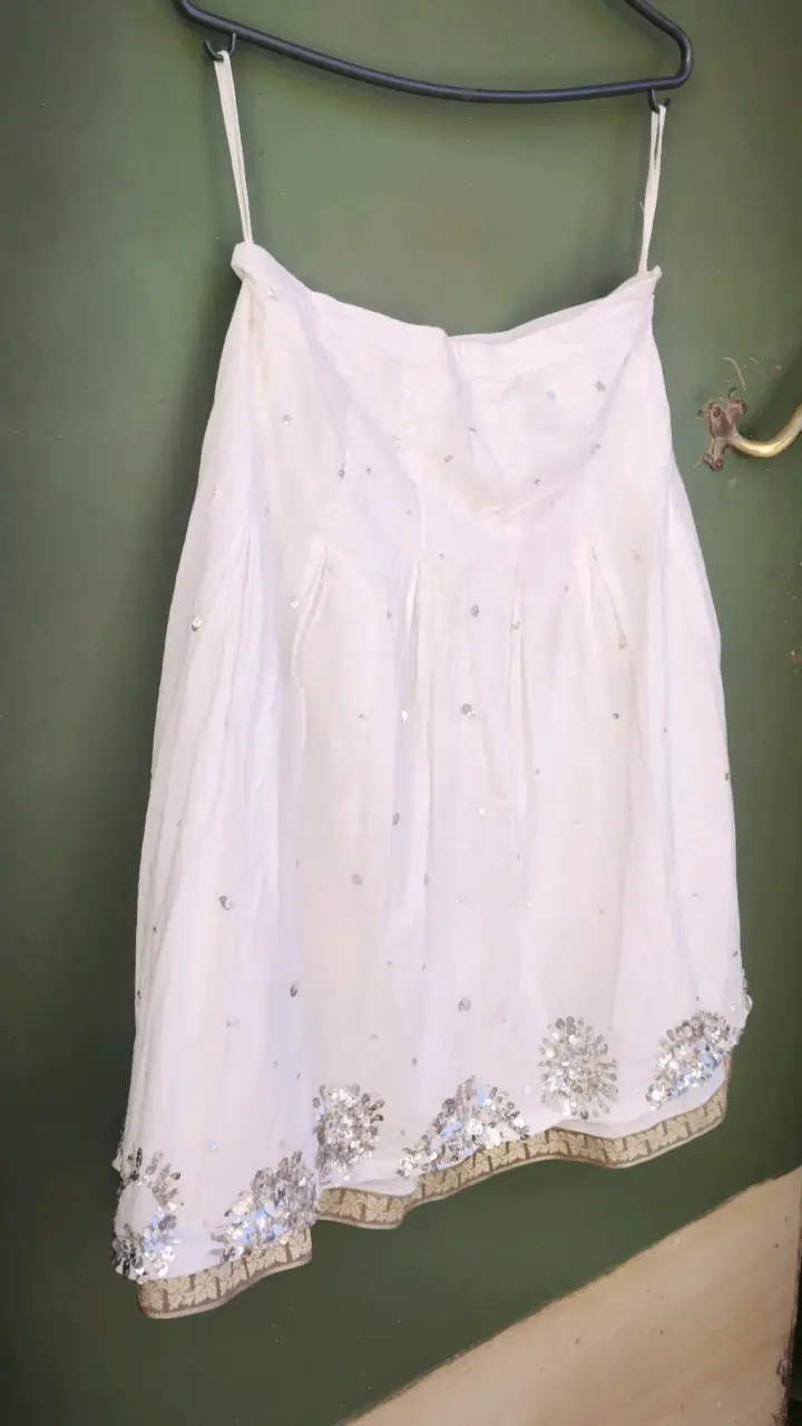 Falda blanca con lentejuelas decorativas - 1