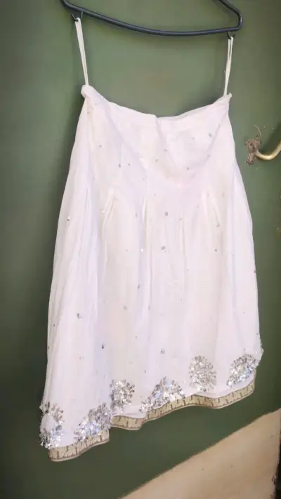 Falda blanca con lentejuelas decorativas - miniatura 1
