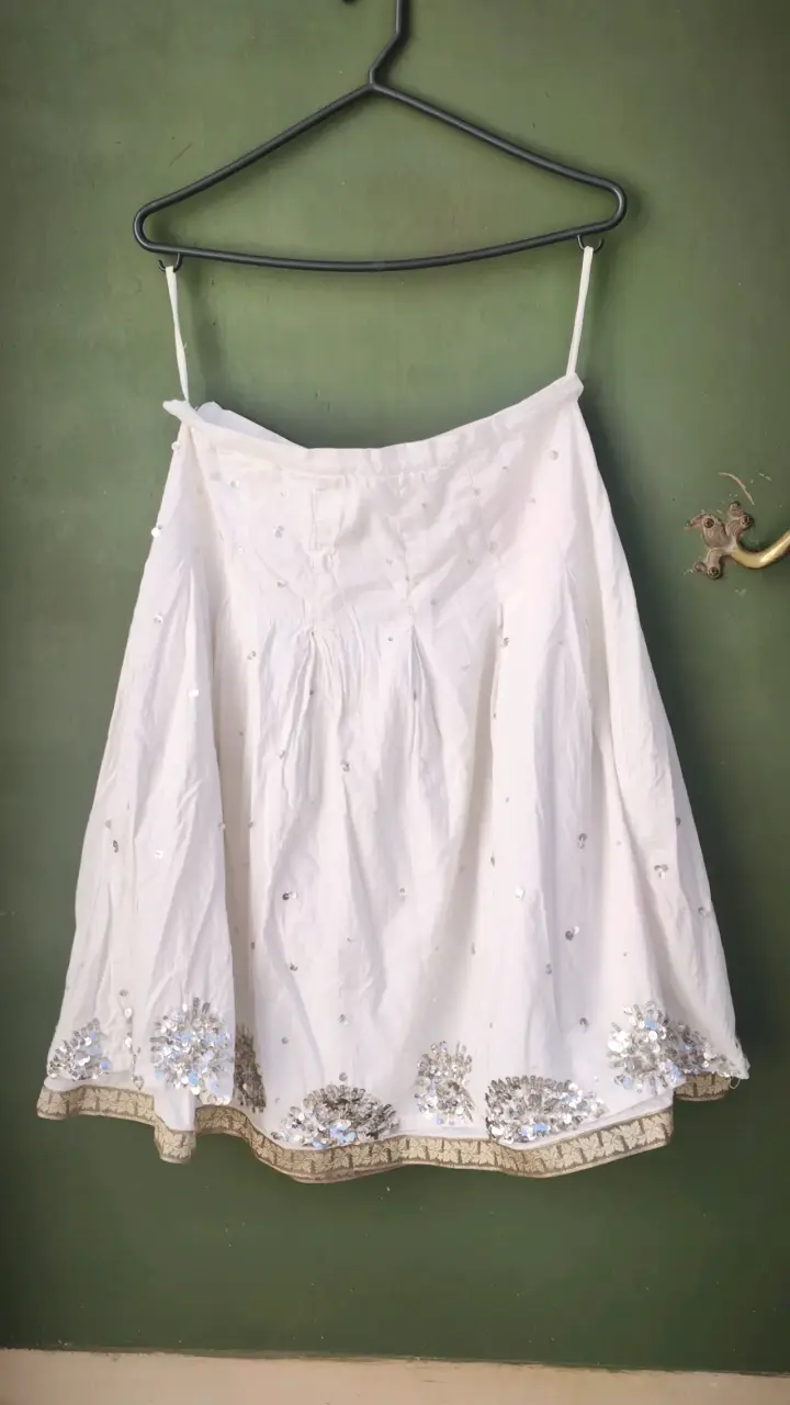 Falda blanca con lentejuelas decorativas - 2