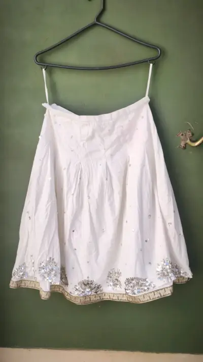 Falda blanca con lentejuelas decorativas - miniatura 2