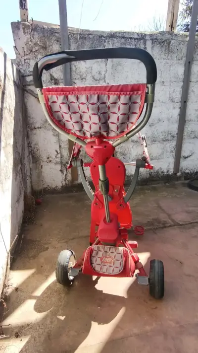 Triciclo infantil rojo Radio Flyer con manillar ajustable - miniatura 1