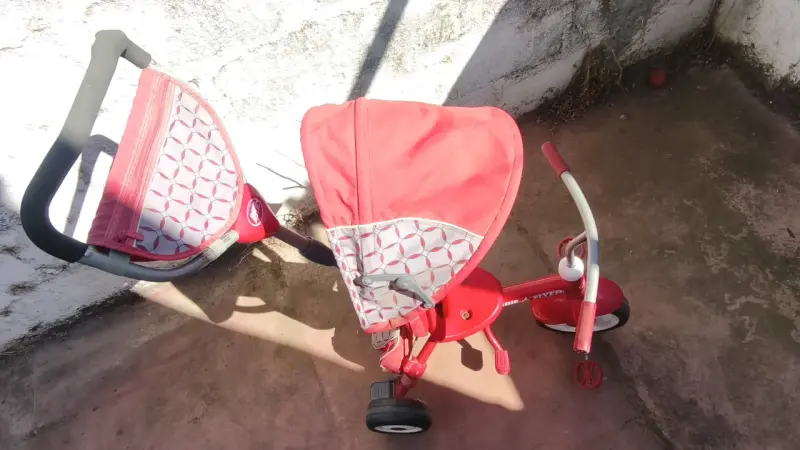 Triciclo infantil rojo Radio Flyer con manillar ajustable - 2