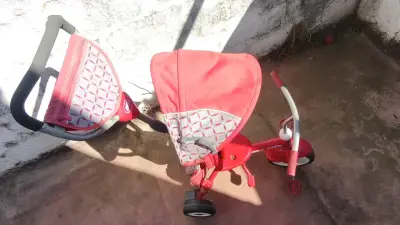 Triciclo infantil rojo Radio Flyer con manillar ajustable - miniatura 2