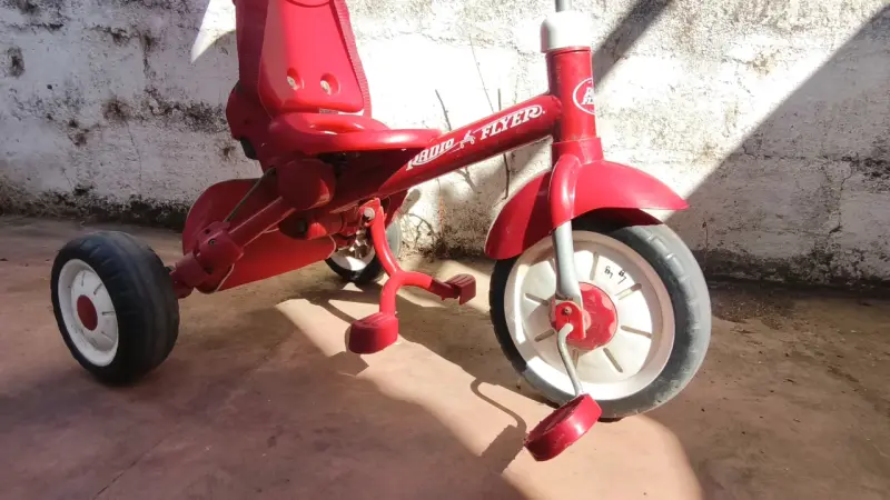 Triciclo infantil rojo Radio Flyer con manillar ajustable - 3
