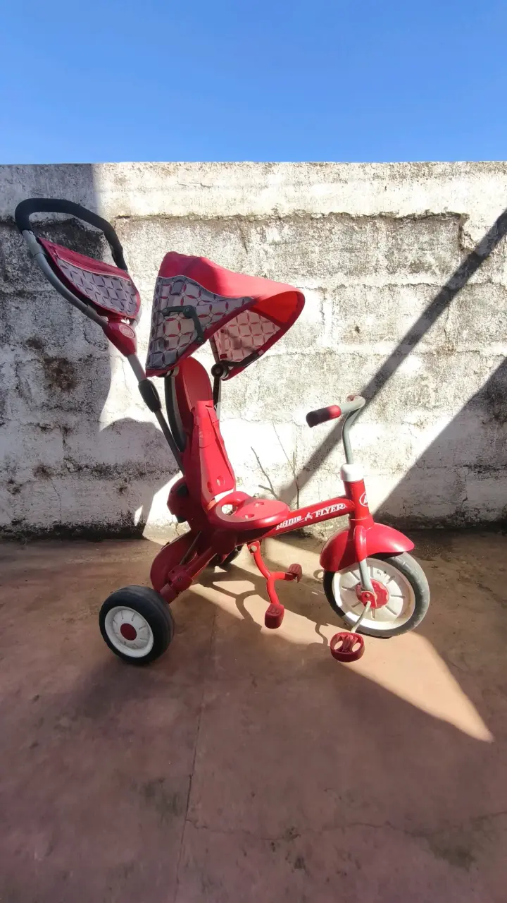 Triciclo infantil rojo Radio Flyer con manillar ajustable - 4