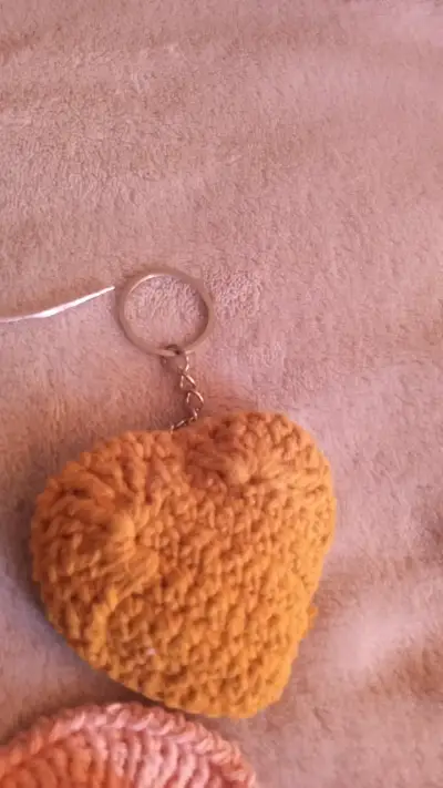 Llavero Tejido a Mano en Forma de Corazón - miniatura 4