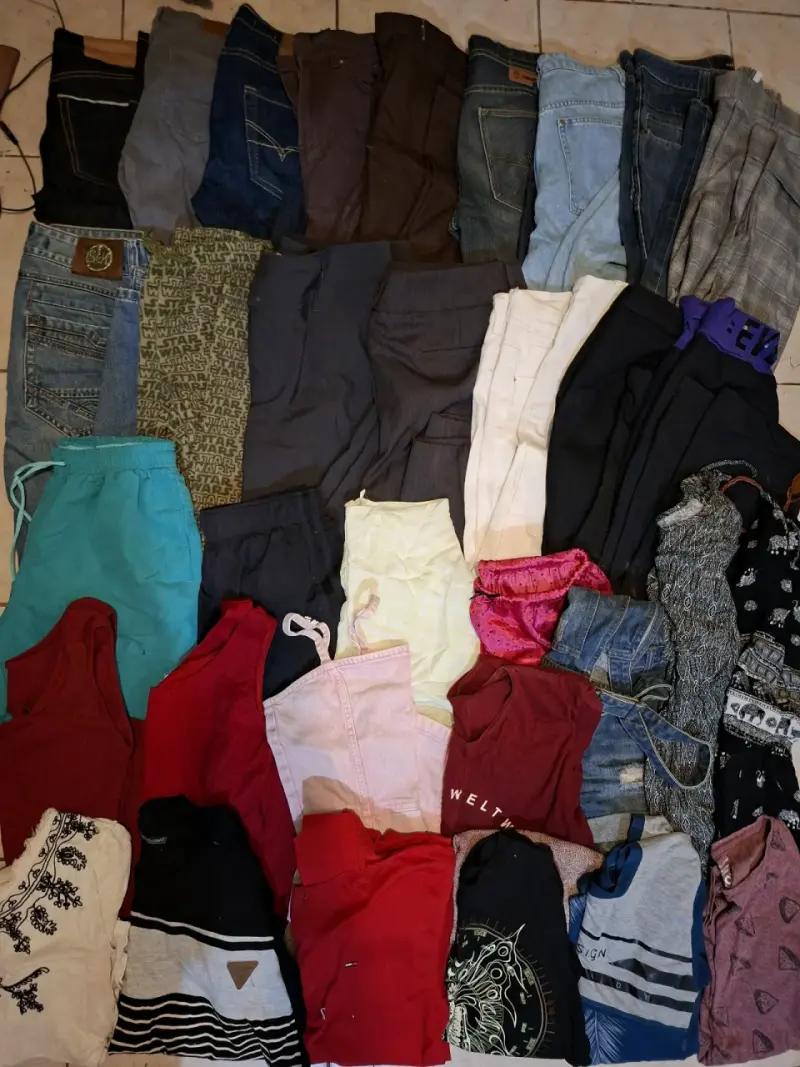 Lote de Ropa Variada para Hombre, Mujer y Niño
