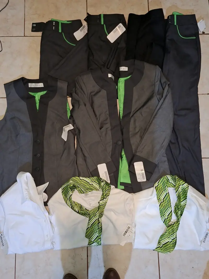 Lote de Ropa Variada para Hombre, Mujer y Niño - 2