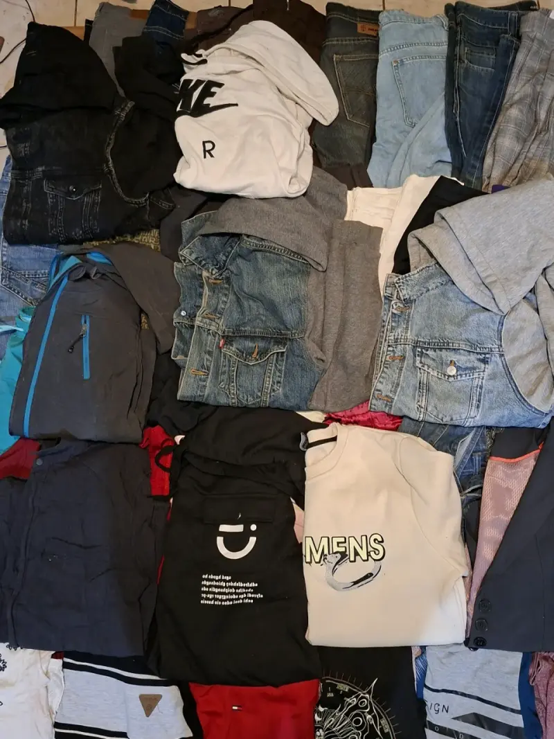Lote de Ropa Variada para Hombre, Mujer y Niño - 5