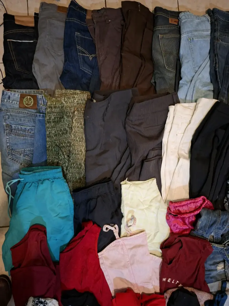 Lote de Ropa Variada para Hombre, Mujer y Niño - 6