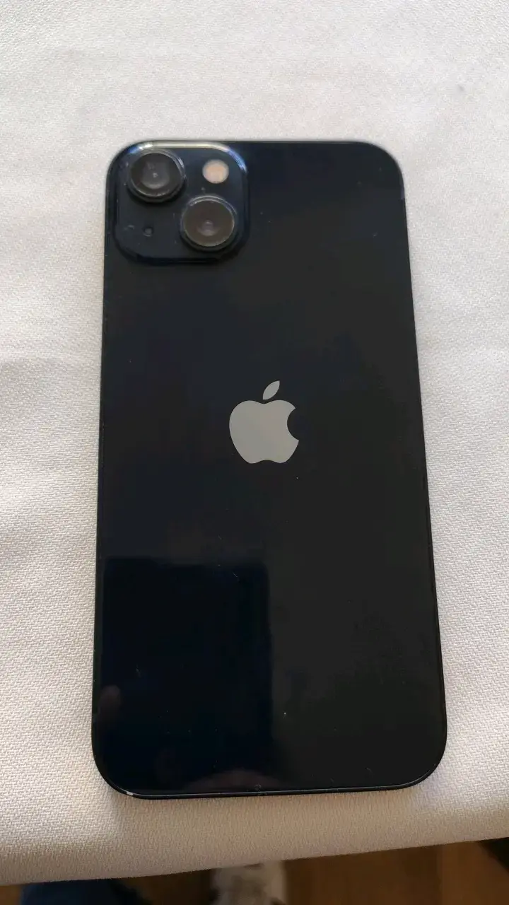 iPhone 13 en buen estado color negro - 1