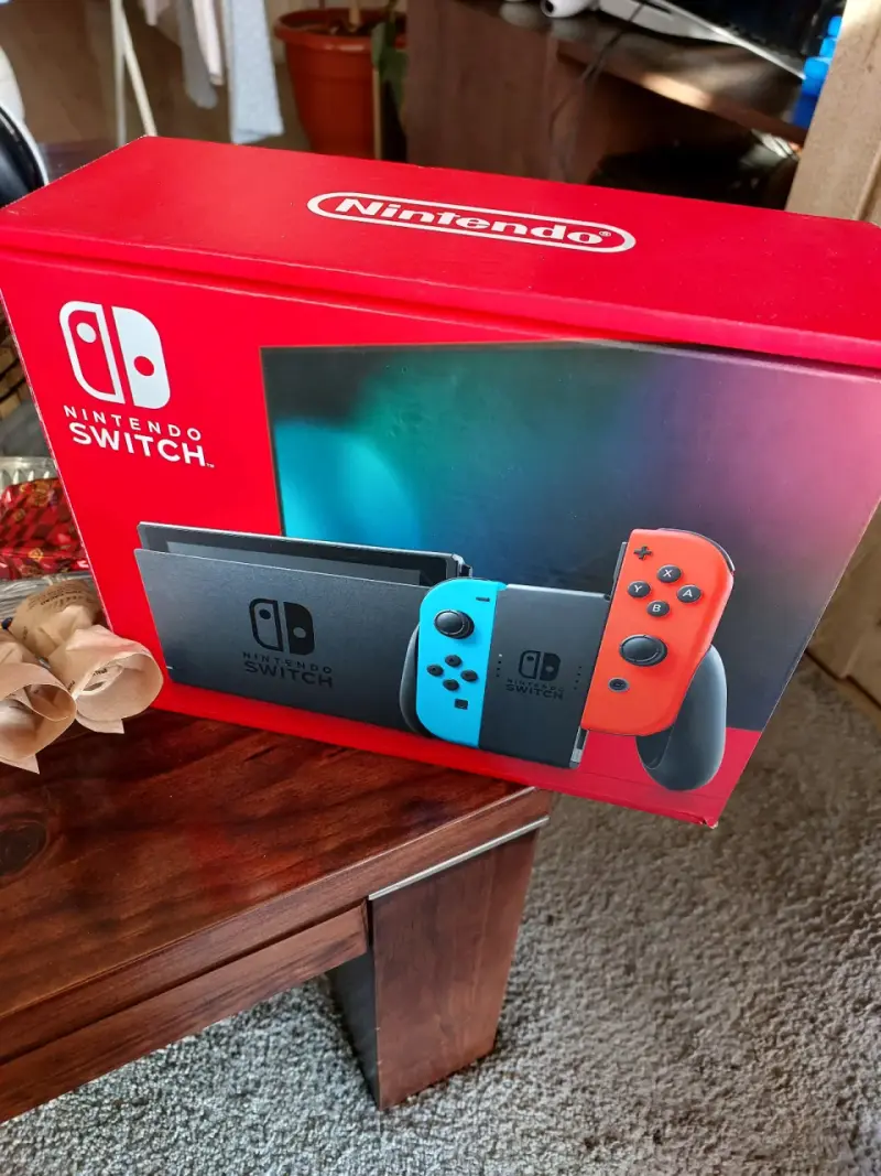 Consola Nintendo Switch con Joy-Con Azul y Rojo - 1