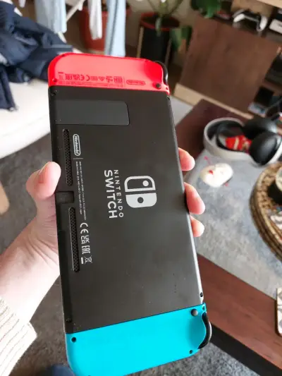 Consola Nintendo Switch con Joy-Con Azul y Rojo - miniatura 2