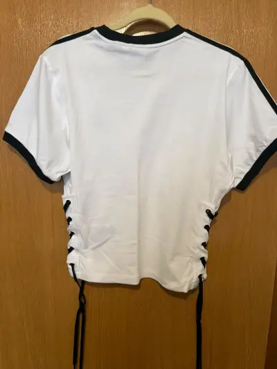 Polera Adidas blanca con cordones original talla M - miniatura 2