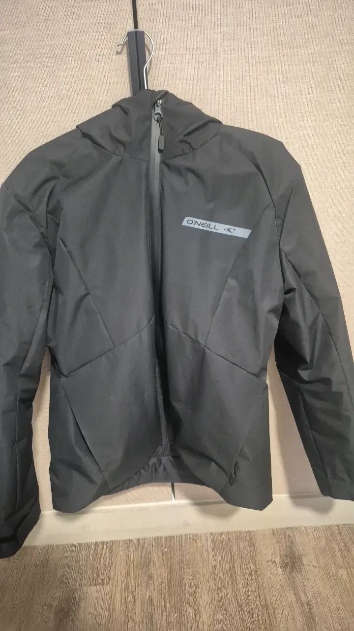 Chaqueta impermeable negra O'Neill con capucha