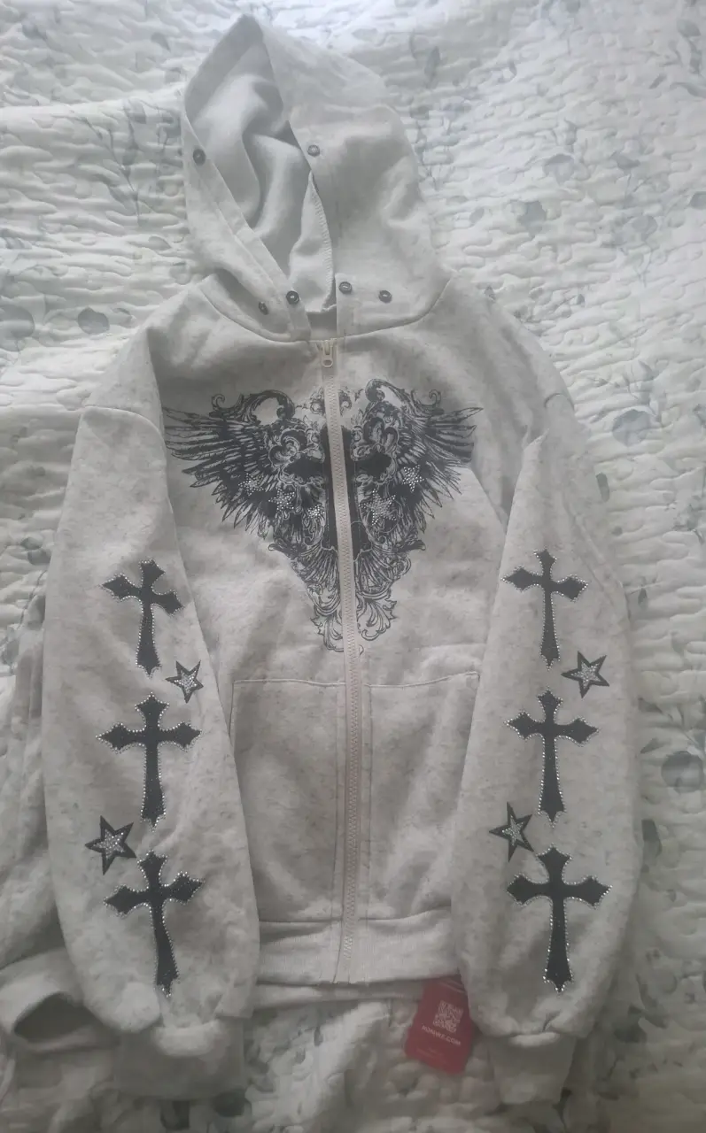 Polerón con capucha gris diseño de cruces