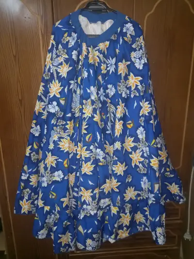 Blusa de mujer con estampado floral - miniatura 2