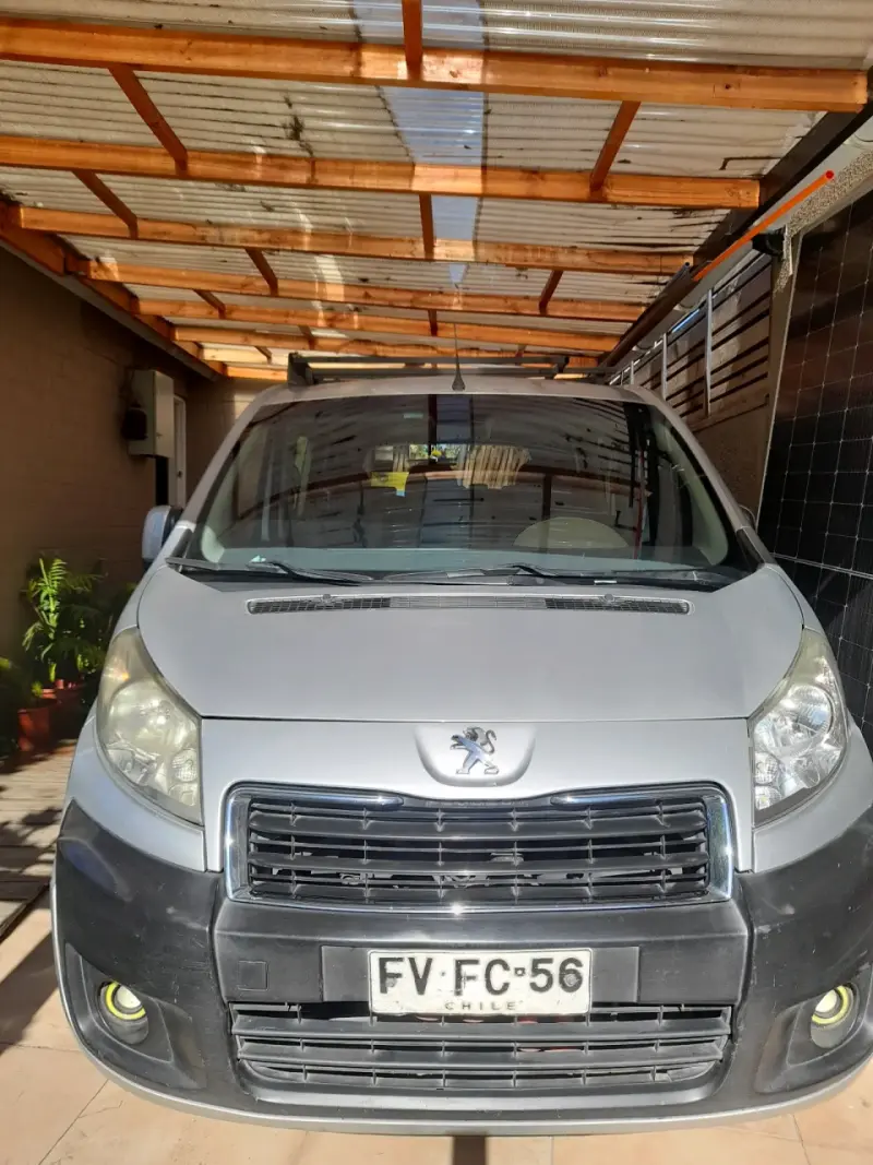 Furgón Peugeot para pasajeros en buen estado - 1