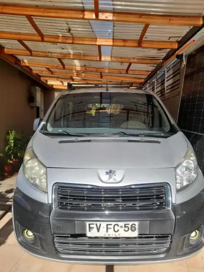 Furgón Peugeot para pasajeros en buen estado - miniatura 1