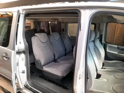 Furgón Peugeot para pasajeros en buen estado - miniatura 2